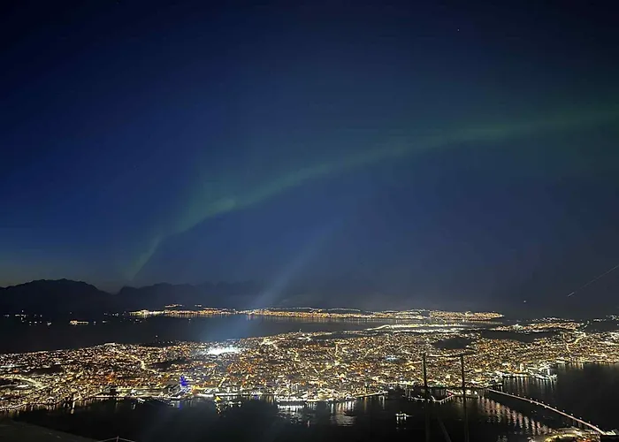 Rolig Med Utsikt Til Fjellheisen Tromsdalen